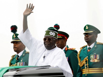 الرئيس النيجيري بولا تينوبو يلوح للجماهير في العاصمة أبوجا عقب أداء اليمين الدستورية. 29 مايو 2023 - REUTERS