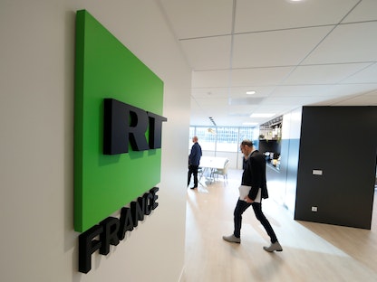 شعار قناة "آر تي فرنسا" في استوديوهات الإذاعة الروسية "آر تي" المعروفة سابقاً باسم "روسيا اليوم" في باريس، فرنسا- 18 ديسمبر 2017. - REUTERS
