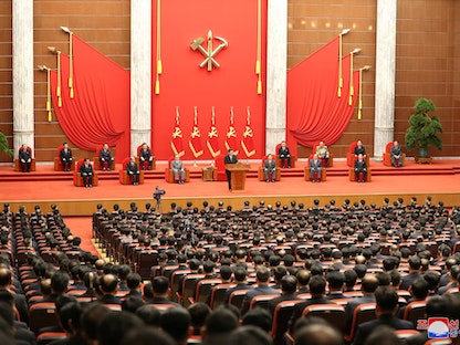 يتحدث الزعيم الكوري الشمالي كيم جونج أون خلال حدث للاحتفال بالذكرى 76 لتأسيس حزب العمال الحاكم في كوريا الشمالية في صورة غير مؤرخة بثتها وكالة الأنباء المركزية (KCNA) يوم 11 أكتوبر 2021 - via REUTERS