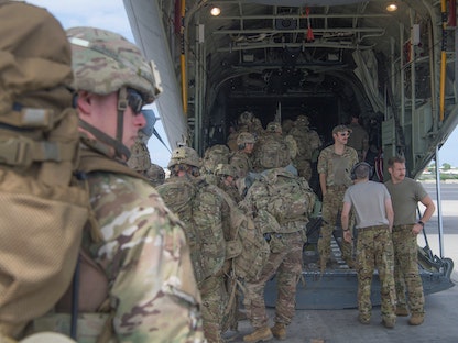 عدد من الجنود الأميركيين في خليج ماندا بكينيا - via REUTERS