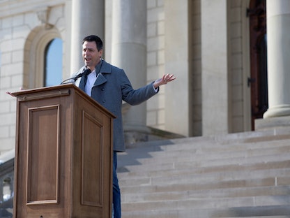 جانب من خطاب رايان كيلي مرشح الحزب الجمهوري في ولاية ميشيجان أمام مبنى الكابيتول - 8 فبراير 2022. - REUTERS