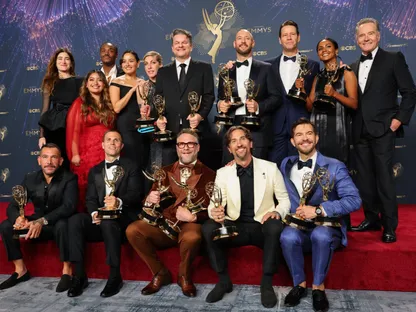 فريق مسلسل The Studio الفائز بجائزة أفضل مسلسل كوميدي في حفل توزيع جوائز إيمي برايم تايم السابع والسبعين في لوس أنجلوس، كاليفورنيا، الولايات المتحدة، 14 سبتمبر 2025. - REUTERS