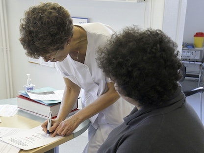 مريض يعاني من السمنة المفرطة يتحدث مع ممرضة في مكتب الجراح الدكتور ألكسندر ليساج للتحضير لعملية جراحية في مستشفى سان جان دانجلي ، في سان جان دانجلي ، جنوب غرب فرنسا- 24 يناير 2013 - REUTERS