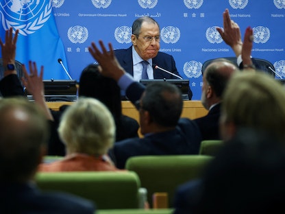 وزير الخارجية الروسي سيرجي لافروف خلال مؤتمر صحافي في مقر الأمم المتحدة بنيويورك - 25 أبريل 2023 - REUTERS