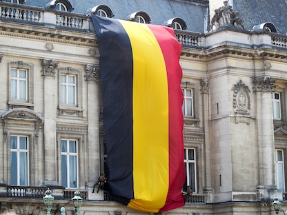 علم بلجيكا خلال عرض في العيد الوطني البلجيكي في بروكسل، بلجيكا. 21 يوليو 2021. - REUTERS