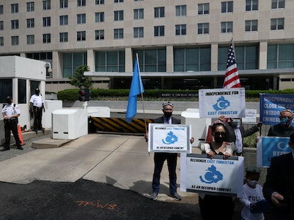 متظاهرون من أقلية الأويغور خلال احتجاجات أمام مقر وزارة الخارجية الأميركية، 5 مايو 2021 - REUTERS