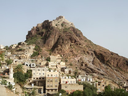 مشهد عام لقلعة القاهرة المطلة على أجزاء من مدينة تعز اليمنية - REUTERS