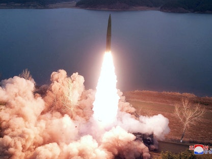 صورة نشرتها وكالة الأنباء المركزية الكورية الشمالية لصاروخ أطلقه بيونج يانج. 15 مارس 2023 - REUTERS