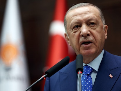 الرئيس التركي رجب طيب أردوغان خلال اجتماع حزبه "التنمية والعدالة" في أنقرة - 18 مايو 2022 - AFP