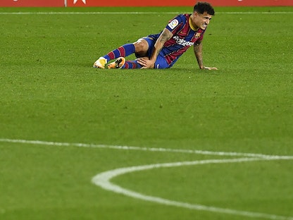الدولي البرازيلي كوتينيو لاعب برشلونة الإسباني أثناء تعرضه للإصابة في الركبة - AFP