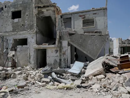 أحد المنازل المتضررة جراء قصف حكومي على بلدة النيرب شمالي سوريا. - REUTERS