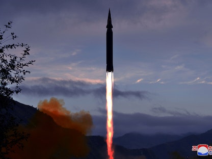 صورة للصاروخ الذي قالت كوريا الشمالية إنه أسرع من الصوت  - 27 سبتمبر 2021 - REUTERS