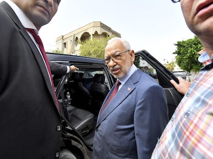 راشد الغنوشي، زعيم حزب "النهضة" يغادر منزله للذهاب إلى مكتب المدعي العام لمكافحة الإرهاب في العاصمة تونس. 20 سبتمبر 2022. - AFP