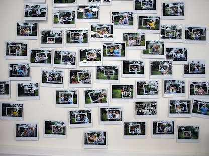 صور على حائط مركز لرعاية الأشخاص الذين يعانون من ألزهايمر في داكس بفرنسا. الاثنين 24 أكتوبر 2022 - Bloomberg