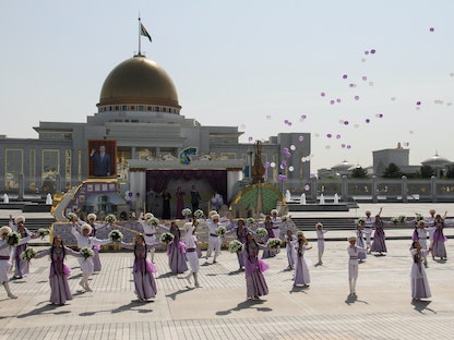 مشاركون يؤدون استعراضاً خلال عرض عسكري بمناسبة عيد الاستقلال في عشق أباد، تركمانستان- 27 سبتمبر 2020 - REUTERS