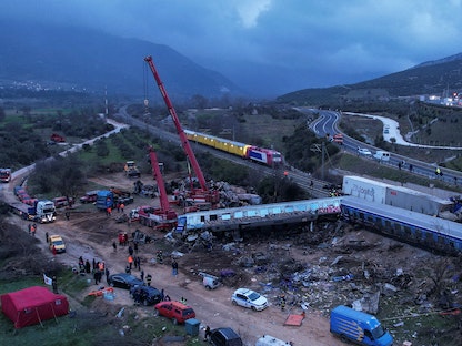 عمال إنقاذ يعملون في موقع الحادث حيث اصطدم قطاران بالقرب من مدينة لاريسا، اليونان- 1 مارس 2023 - REUTERS