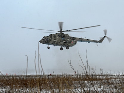 مروحية روسية من طراز "MI-8" خلال مناورات عسكرية في منطقة روستوف، جنوبي روسيا- 19 يناير 2022 - REUTERS