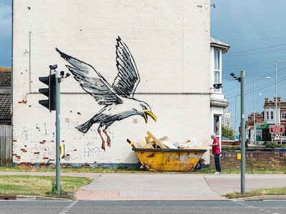 جدارية الطيور للفنان بانكسي في مدينة "لوستوفت" البريطانية. أبريل 2021 - banksy.co.uk