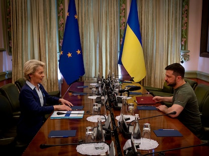 الرئيس الأوكراني فولوديمير زيلينسكي ورئيسة المفوضية الأوروبية أورسولا فون دير لاين يحضران اجتماعاً، في كييف، أوكرانيا. 11 يونيو 2022. - REUTERS