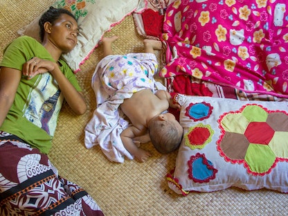 مريضة مصابة بالسل تتلقى علاجاً في منزلها بمنطقة فونافوتي، الجزيرة الرئيسية في توفالو في جنوب المحيط الهادئ - undp.org