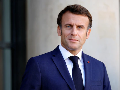 الرئيس الفرنسي إيمانويل ماكرون ينتظر وصول المستشار الألماني أولاف شولتز لحضور اجتماع في قصر الإليزيه بباريس- 26 أكتوبر 2022 - REUTERS