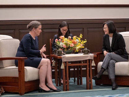 الرئيسة التايوانية تساي إنغ ون خلال لقاء مع ساندرا أودكيرك، الممثلة الجديدة للولايات المتحدة في تايبه - Twittter/@iingwen