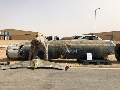 عرض قذيفة وطائرة مُسيّرة حوثية بعد اعتراضها في السعودية، 21 يونيو 2019. - REUTERS
