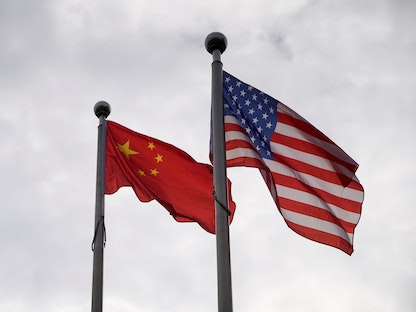 علما الولايات المتحدة والصين أعلى إحدى الشركات في مدينة شنغهاي - 16 نوفمبر 2021 - REUTERS