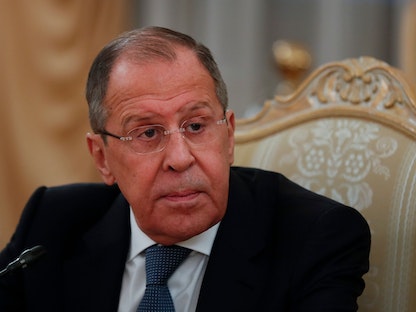 وزير الخارجية الروسي سيرغي لافروف خلال لقاء مع رئيس الوزراء الليبي (أرشيفية) - AFP