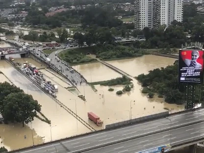 لقطة علوية تُظهر العديد من المركبات التي تقطعت بها السبل في وسط طريق غمرته المياه في شاه علم بماليزيا - 19 ديسمبر 2021 - REUTERS