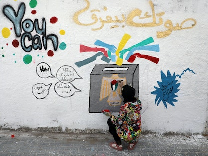 فنانة فلسطينية ترسم جدارية في غزة تدعو للمشاركة في الانتخابات الفلسطينية - 24 مارس 2021 - Getty Images