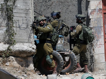 عدد من أفراد الجيش الإسرائيلي خلال اشتباكات مسلحة في الضفة الغربية - 29 يوليو 2021 - REUTERS