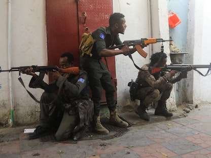 قوات أمن صومالية قرب مكتب رئيس البلدية بعد انفجار في العاصمة مقديشو. 22 يناير 2023 - REUTERS