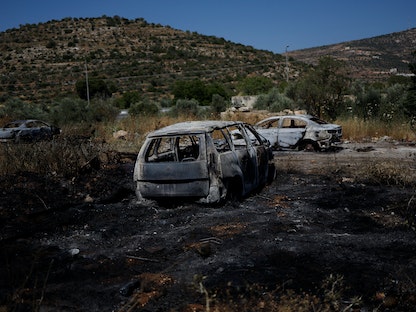 سيارتان متفحمتان جرّاء هجوم مستوطنين إسرائيليين على قرى بالضفة الغربية المحتلة. 21 يونيو 2023 - REUTERS