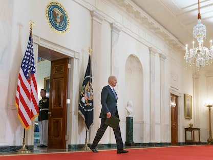 الرئيس الأميركي جو بايدن يتجه إلى إلقاء خطاب بشأن حقوق الإجهاض في الولايات المتحدة - واشنطن - 24 يونيو 2022 - AFP