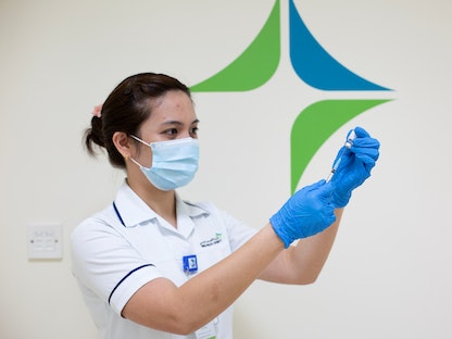 عاملة في القطاع الطبي تحضر جرعة من لقاح فيروس كورونا في دبي. الإمارات العربية المتحدة في 23 ديسمبر 2020.  - VIA REUTERS