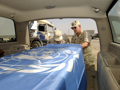 نعش مبعوث الأمم المتحدة إلى العراق سيرجيو دي ميلو مغطى بعلم الأمم المتحدة قبل حفل تأبين في مطار بغداد الدولي- 22 أغسطس 2003 - REUTERS