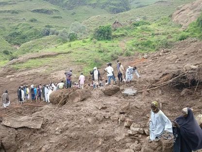 صورة نشرها موقع حركة تحرير السودان لمواطنين في موقع الانهيار الأرضي بقرية ترسين وسط جبل مرة، غرب السودان. 1 سبتمبر 2025 - slma.net