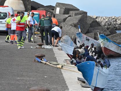 مهاجرون يحصلون على المساعدة من قبل أفراد من الصليب الأحمر الإسباني وضباط الحرس المدني بعد إنقاذهم في عرض البحر. البينار، إسبانيا. 4 فبراير 2023 - AFP