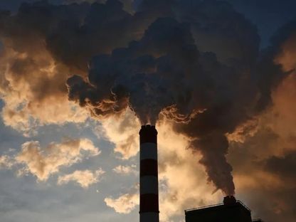 الدخان يتصاعد من أكبر محطة كهرباء تعمل بالفحم في أوروبا، روجويش بولندا. 22 نوفمبر 2023 - Reuters