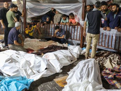 جثث مدنيين فلسطينيين قُتلوا في غارة على المستشفى المعمداني في وسط غزة بعد نقلهم إلى مستشفى الشفاء. 17 أكتوبر 2023 - AFP