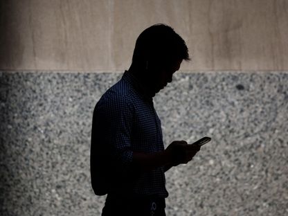 صورة تعبيرية لشخص يستخدم هاتفه الذكي في مدينة نيويورك - REUTERS