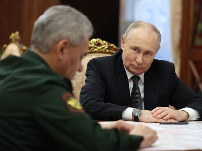 الرئيس الروسي فلاديمير بوتين يتحدث إلى وزير الدفاع سيرجي شويجو. موسكو. 20 فبراير 2024 - AFP