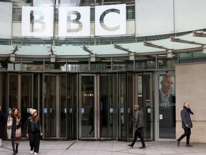 صورة تظهر مدخل مقر هيئة الإذاعة البريطانية BBC في لندن. 13 مارس 2023 - Reuters