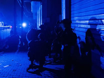 وقائع اقتحام "الشفاء".. دبابات وإطلاق نار وكوماندوز في طرقات المستشفى