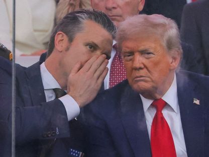 وزير الدفاع الأميركي بيت هيجسيث يتحدث إلى الرئيس دونالد ترمب خلال عرض عسكري للجيش الأمريكي بمناسبة الذكرى الـ250 في واشنطن. 14 يونيو 2025 - Reuters