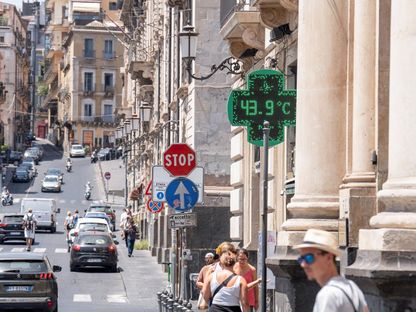 مقياس حرارة صيدلية يُظهر درجة حرارة 43.9 درجة مئوية خلال موجة الحر في كاتانيا بإيطاليا. 21 يوليو 2025 - REUTERS