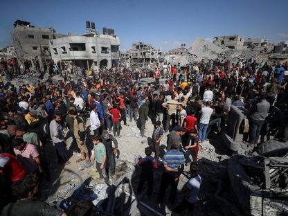 فلسطينيون في موقع غارة إسرائيلية على منزل في جباليا شمال قطاع غزة. 2 مايو 2025 - REUTERS