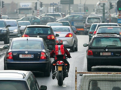 سيارات تسير على طريق في وسط بروكسل البلجيكية - REUTERS