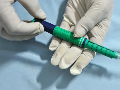 مساعد طبي يحمل إبرة أنسولين لمرضى السكري في عيادة خاصة بالعاصمة الهندية نيودلهي - AFP